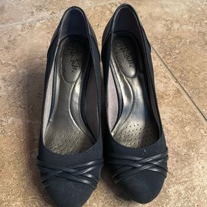 Navy suede pumps by Lifestride